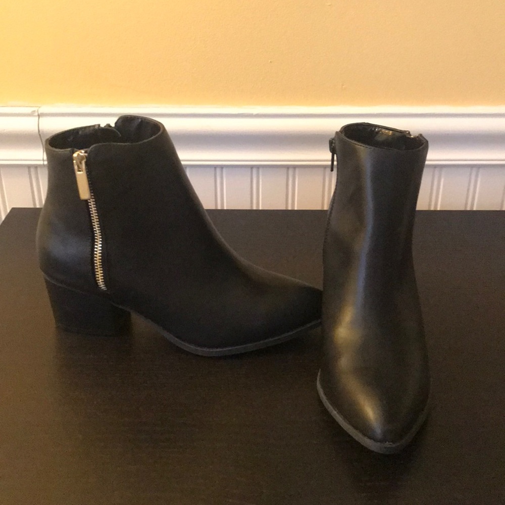 Lulu’s Black Pointed Toe Booties